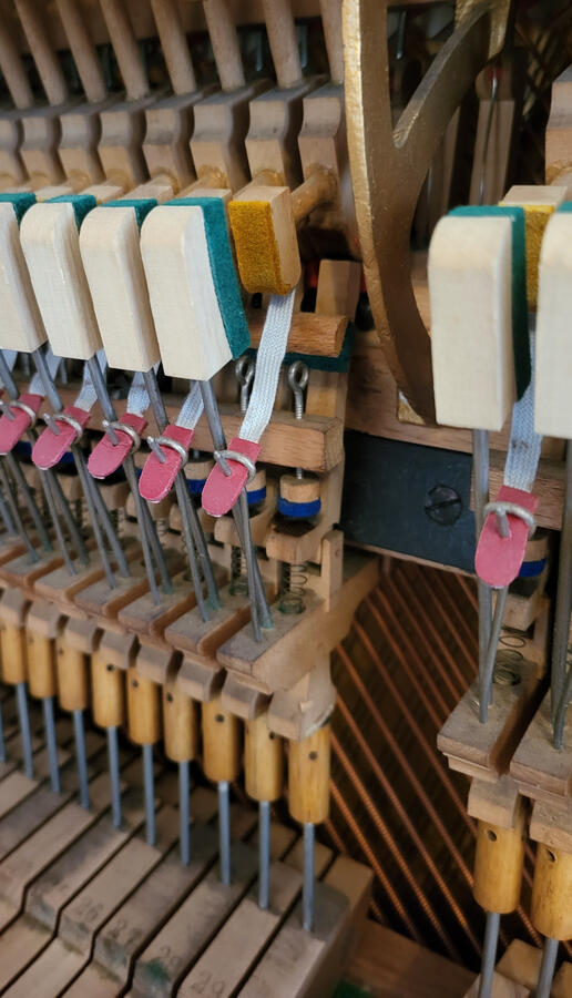 Große Klaviermechanik von vorne